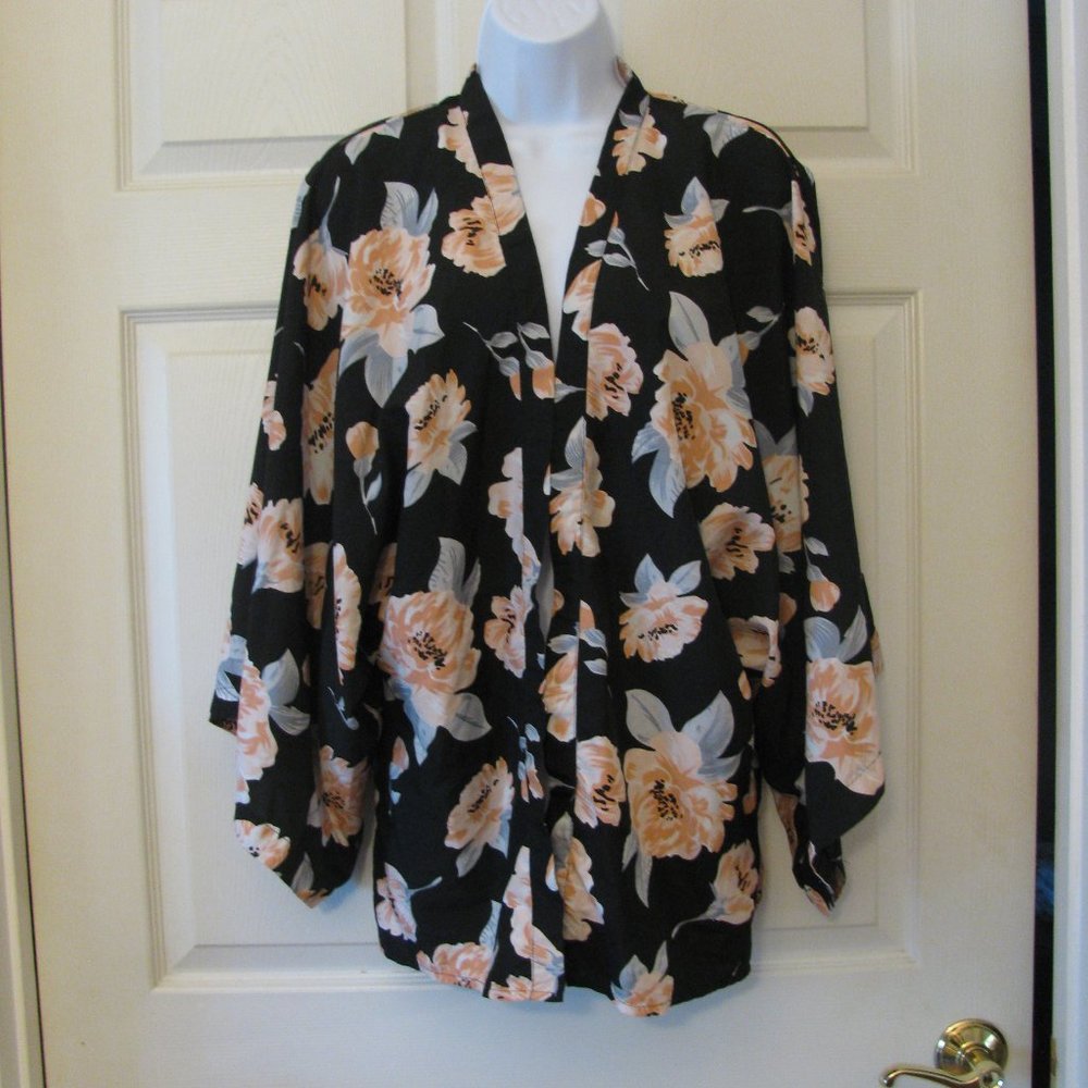 Style Envy Kimono Small NWOT Black Floral Print Silky Open Front SALE